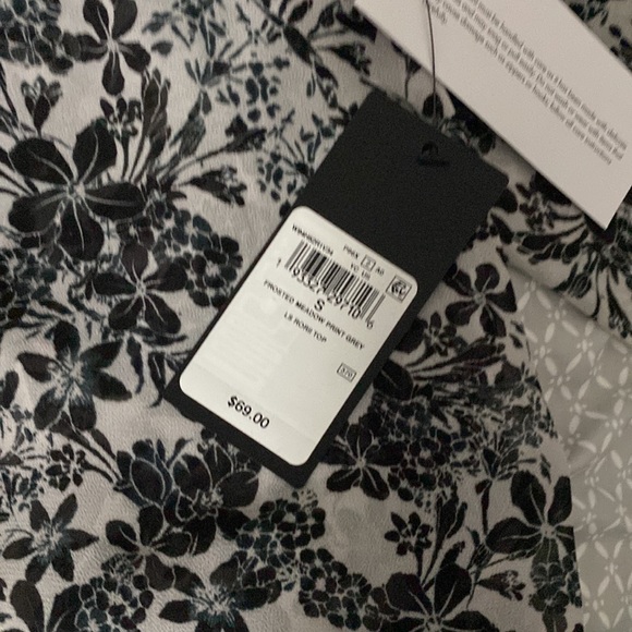 Black & white floral keyhole Guess blouse with tags intact - Picture 4 of 4